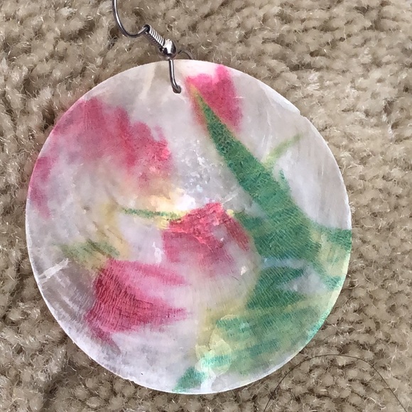 Hand painted pearlized shell earrings with flower design - Picture 6 of 14